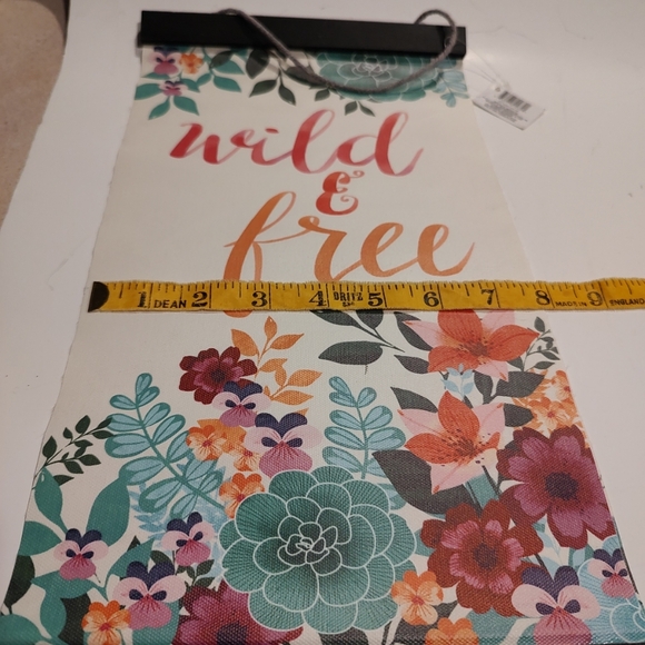 Add a touch of nature to any room with this beautiful hand-painted floral sign. - Picture 5 of 8